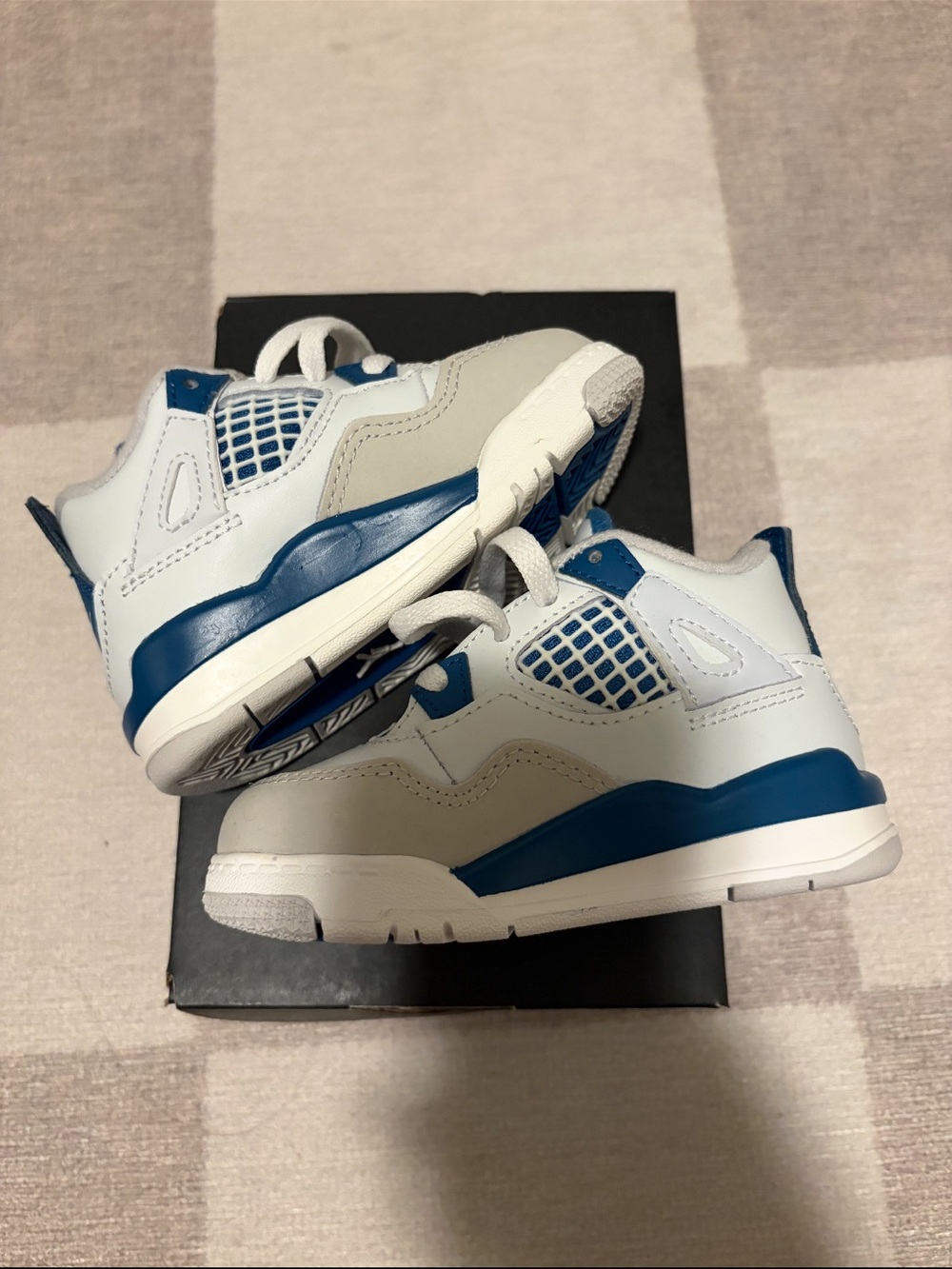 Nike Kids White and Blue Low-Top Sneakers